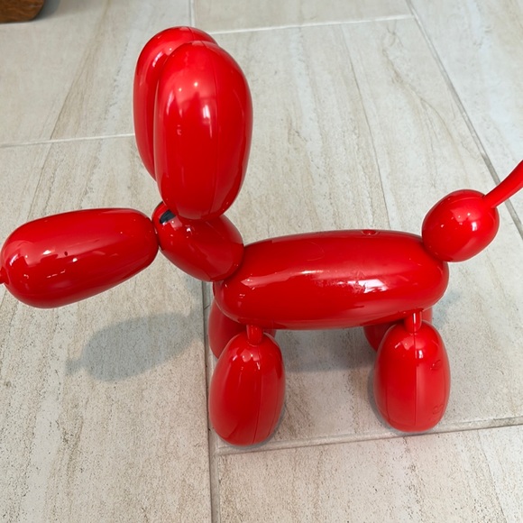 Squeakee The Balloon Dog - Aliméntalo, enséñale trucos, despliégalo